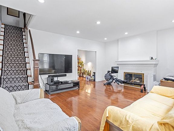 5th image of 83-12 161st St