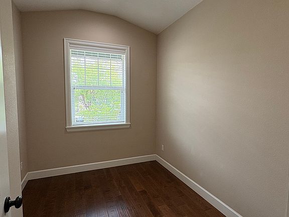 2nd image of 17204 NW Trillium St