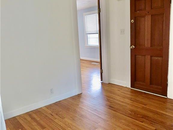 4th image of 627 Morehead St