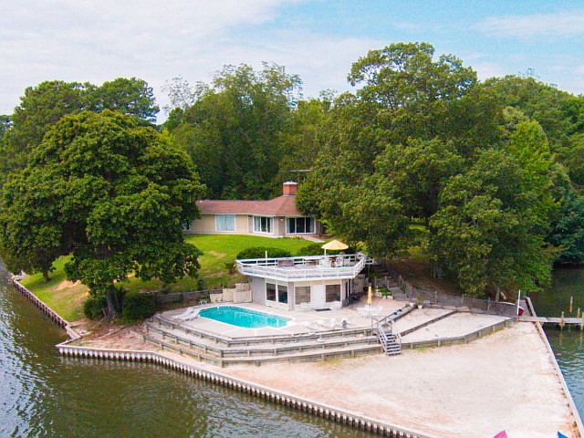 1st image of 212 Gordon Dr
