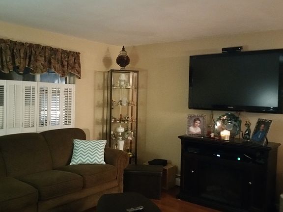 5th image of 11 Village Green Dr