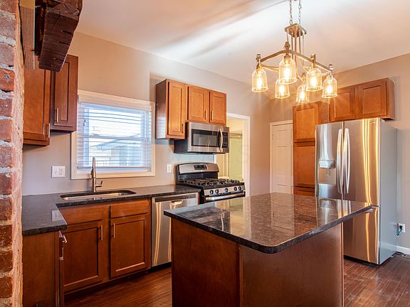 3rd image of 907 Beech St #907