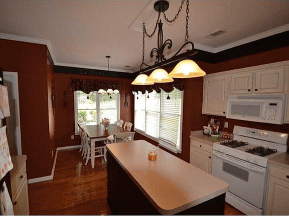 2nd image of 1086 Stoneleigh Ct