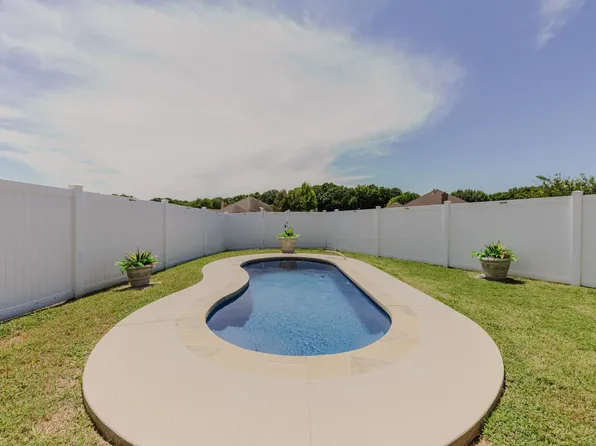 821 Quail Run Ln, Lancaster, TX 75146