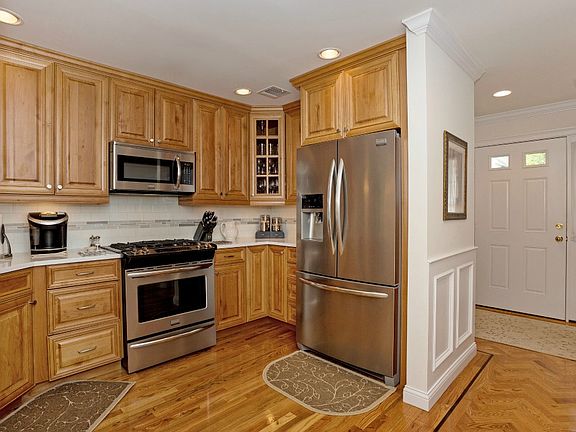 4th image of 25 Coral Ln