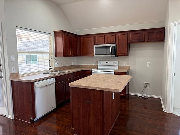 4th image of 523 Hilltop Dr