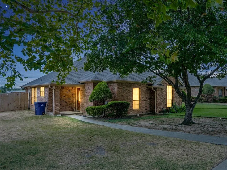 1609 W Jamestown Dr