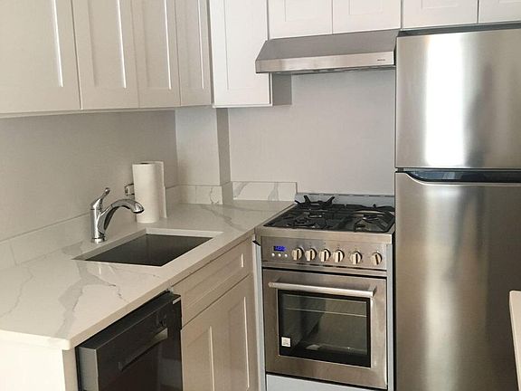 4th image of 2325 N Lincoln Park W #1001