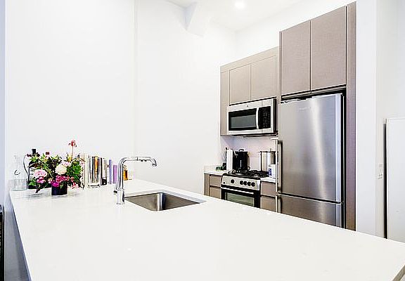 5th image of 321 W 37th St APT 6L
