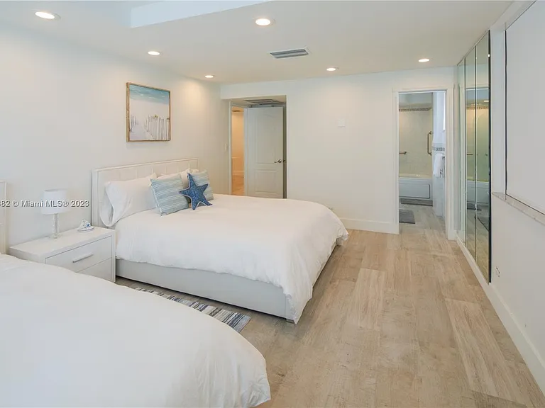 5005 Collins Ave #610 — Photo 15