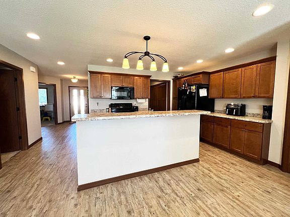3rd image of 814 Lakeview Dr