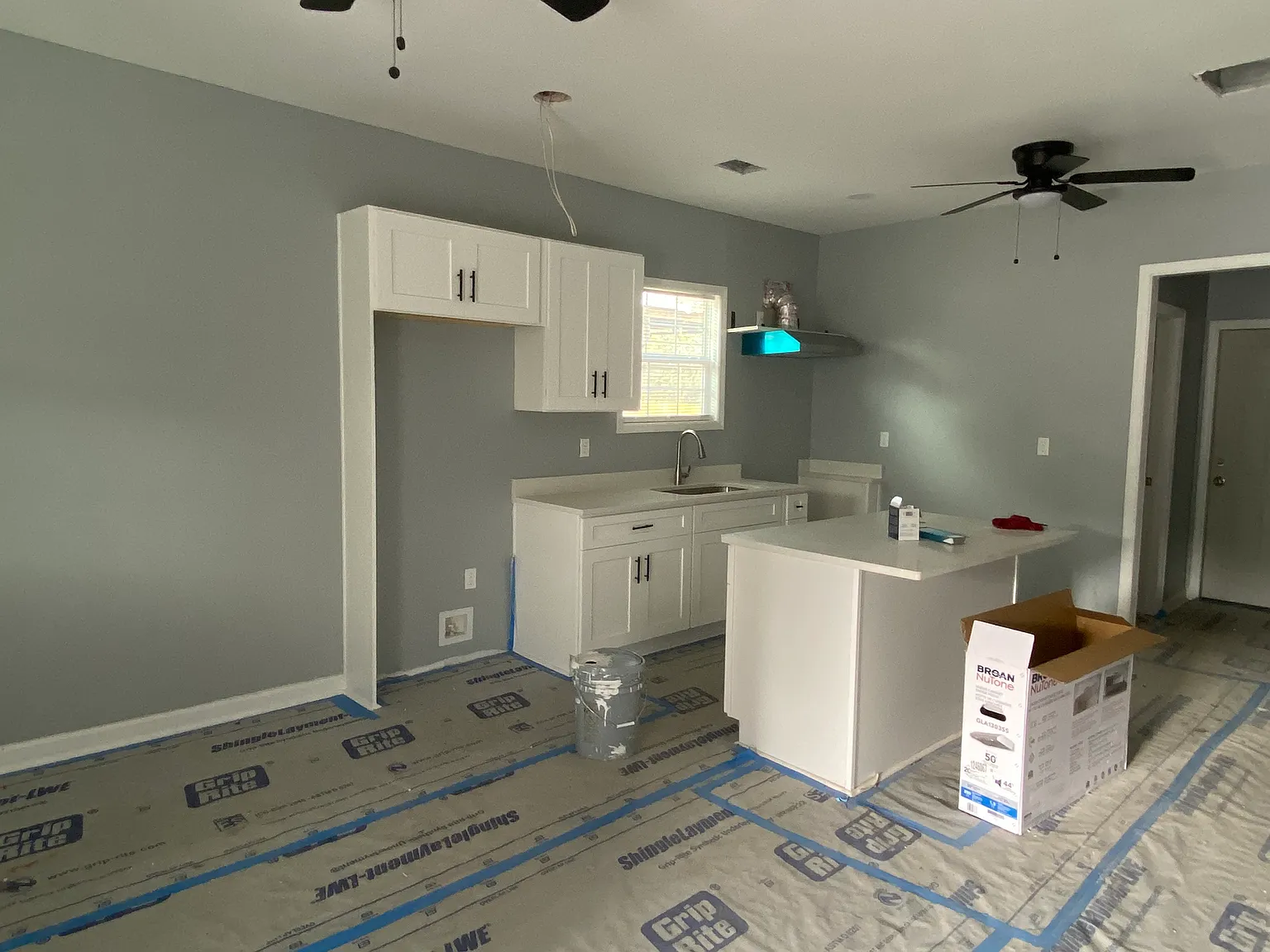 2563 N View Ave — Photo 2