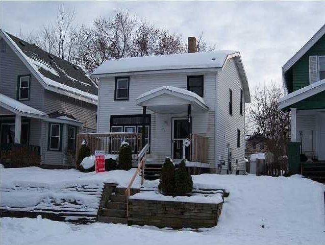1st image of 944 Crescent St NE