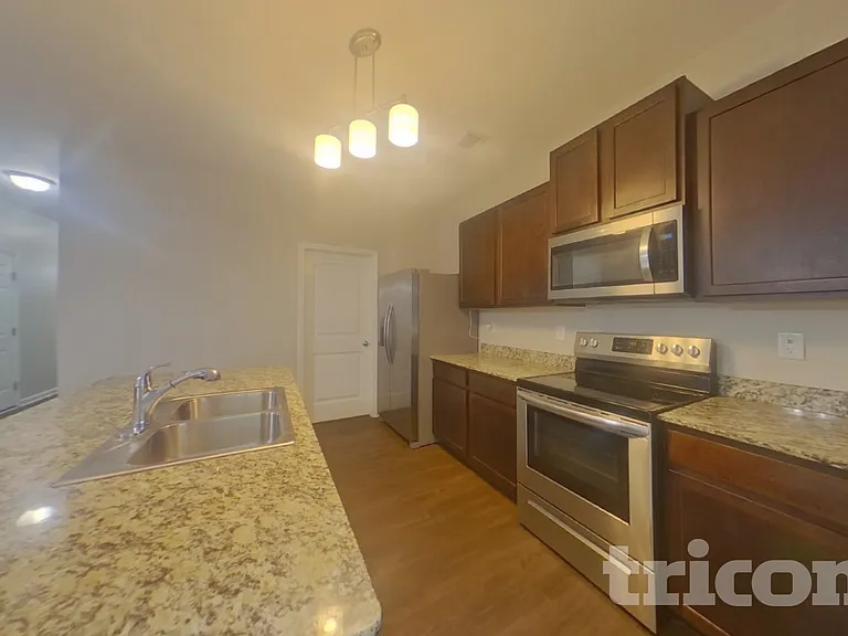 1008 Eldon Ln — Photo 5