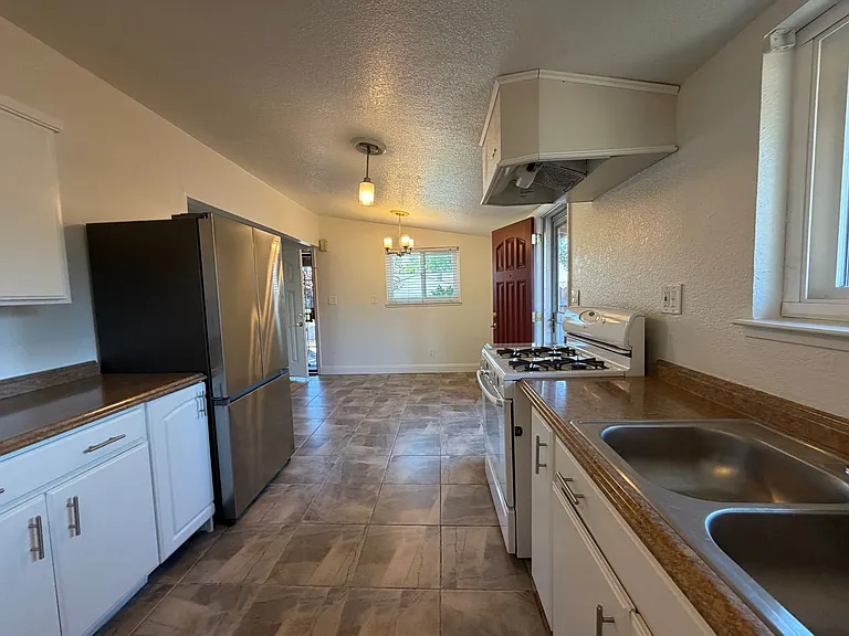 8945 Fashion Dr — Photo 11