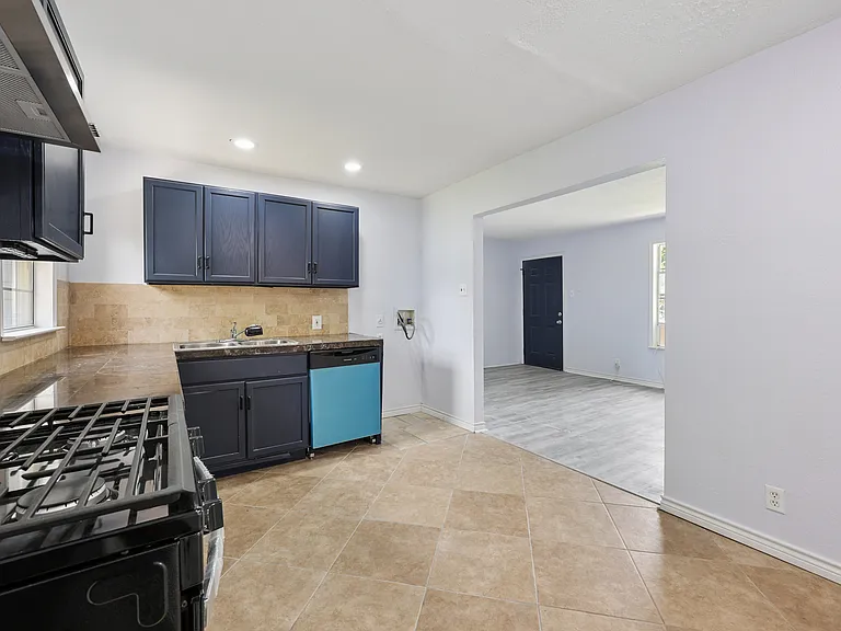 821 Travis St — Photo 8
