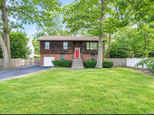 39 Pond Path, Lake Grove, NY 11755