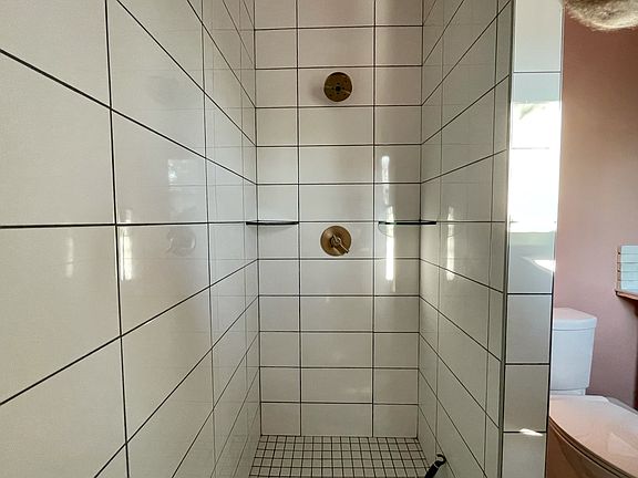4th image of 124 W Noble Ave #1