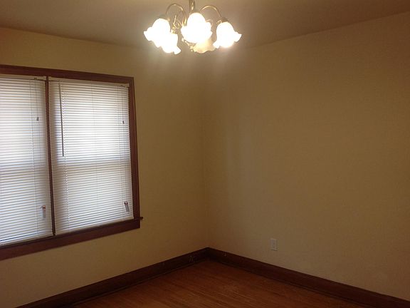4th image of 530 Woodbury Ave