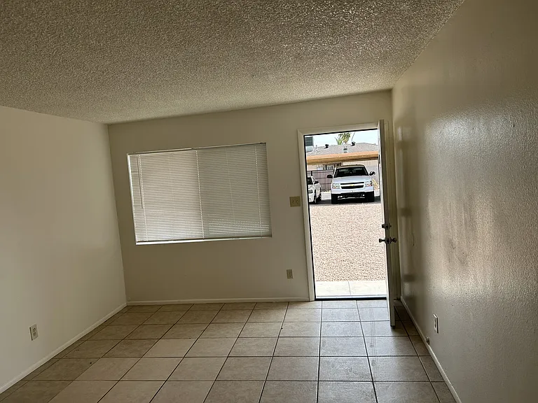 1315 W 5th St #4 — Photo 9