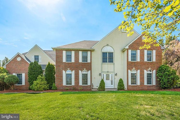 1st image of 102 Racehorse Ln