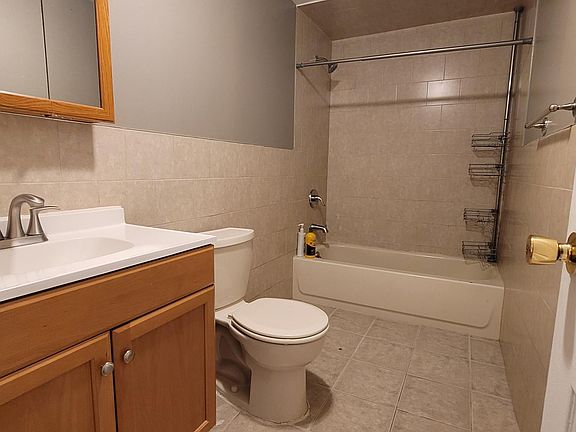 3rd image of 471 Winchester Ave