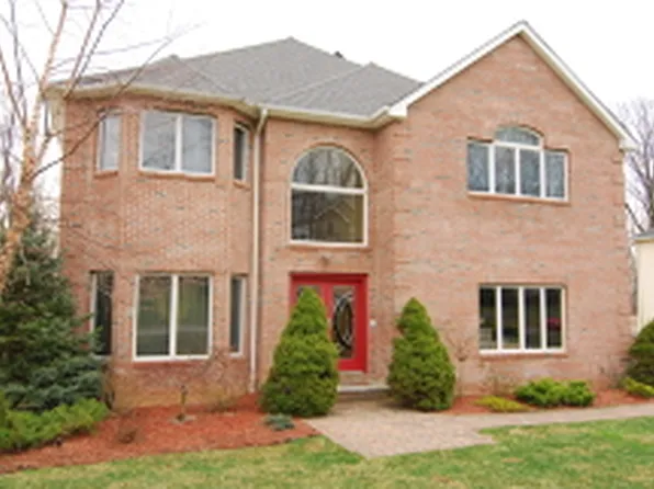 15 Gatheringhill Ct, Morris Plains, NJ 07950