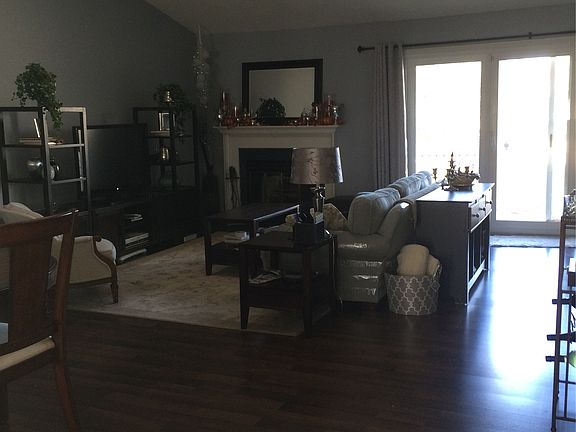 Living room w/fireplace