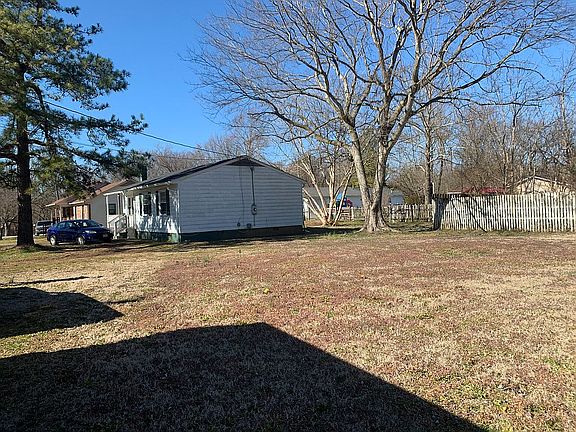3rd image of 506 W End Blvd