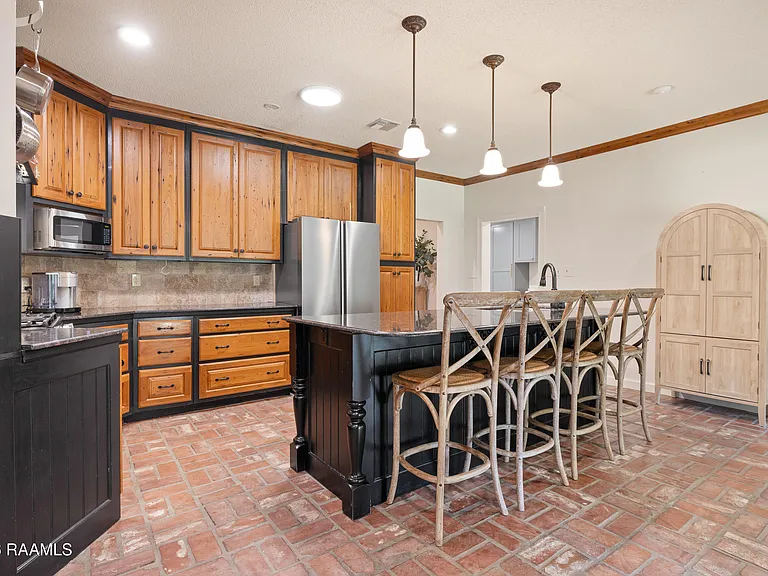 2407 E Broussard Rd — Photo 10