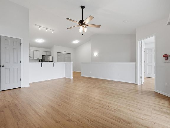 4th image of W1062 Marietta AVENUE #302