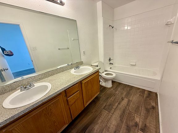 4th image of 1112 Holly St