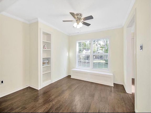 4th image of 703 E Adoue St