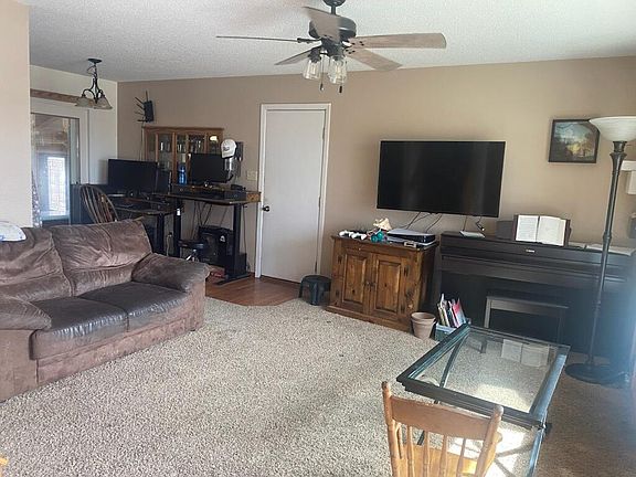 3rd image of 814 W 3rd St