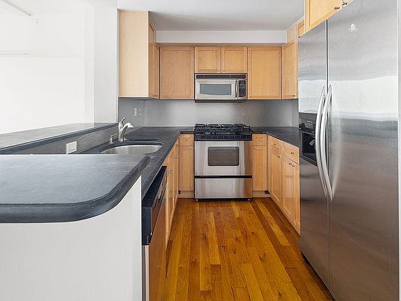 5th image of 240 E 10th St APT 3D