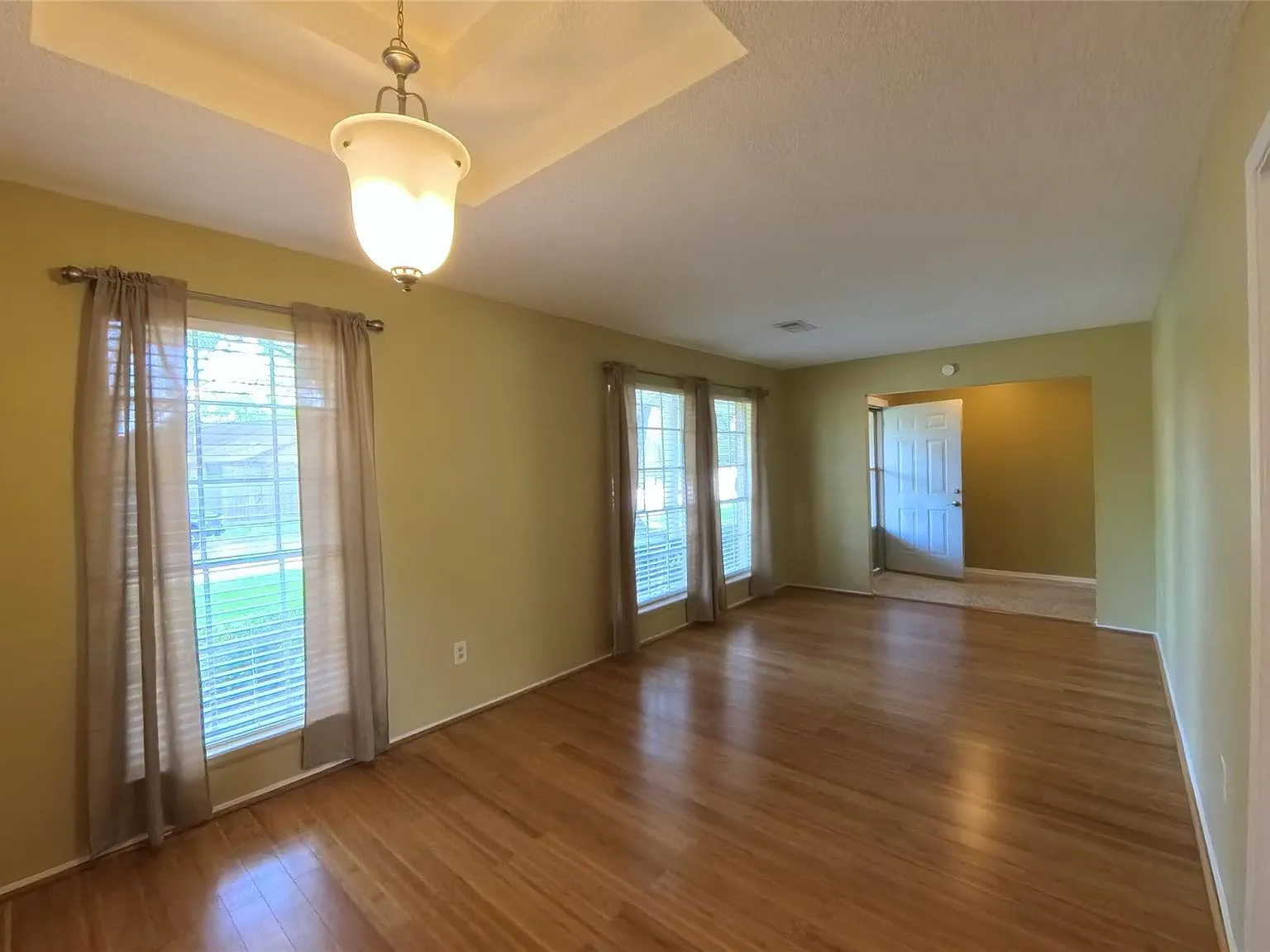 4 bed, 2.0 bath, 1841 sqft, $2,300 — Photo 4