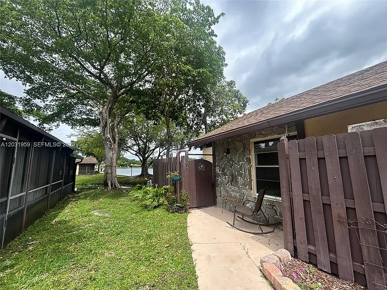 322 Briarwood Cir #1-17 — Photo 2