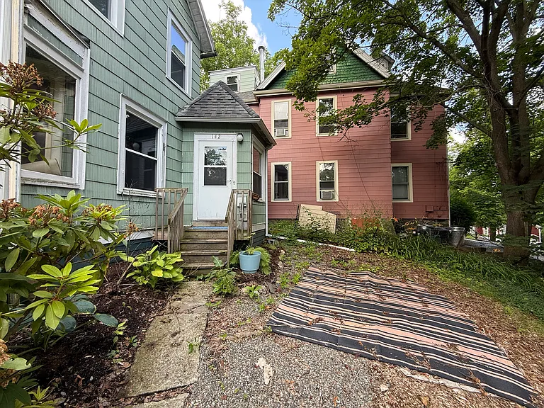 142 Giles St #2 — Photo 15