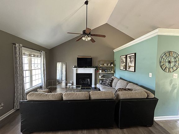 5th image of 110 Carriage Hill Dr