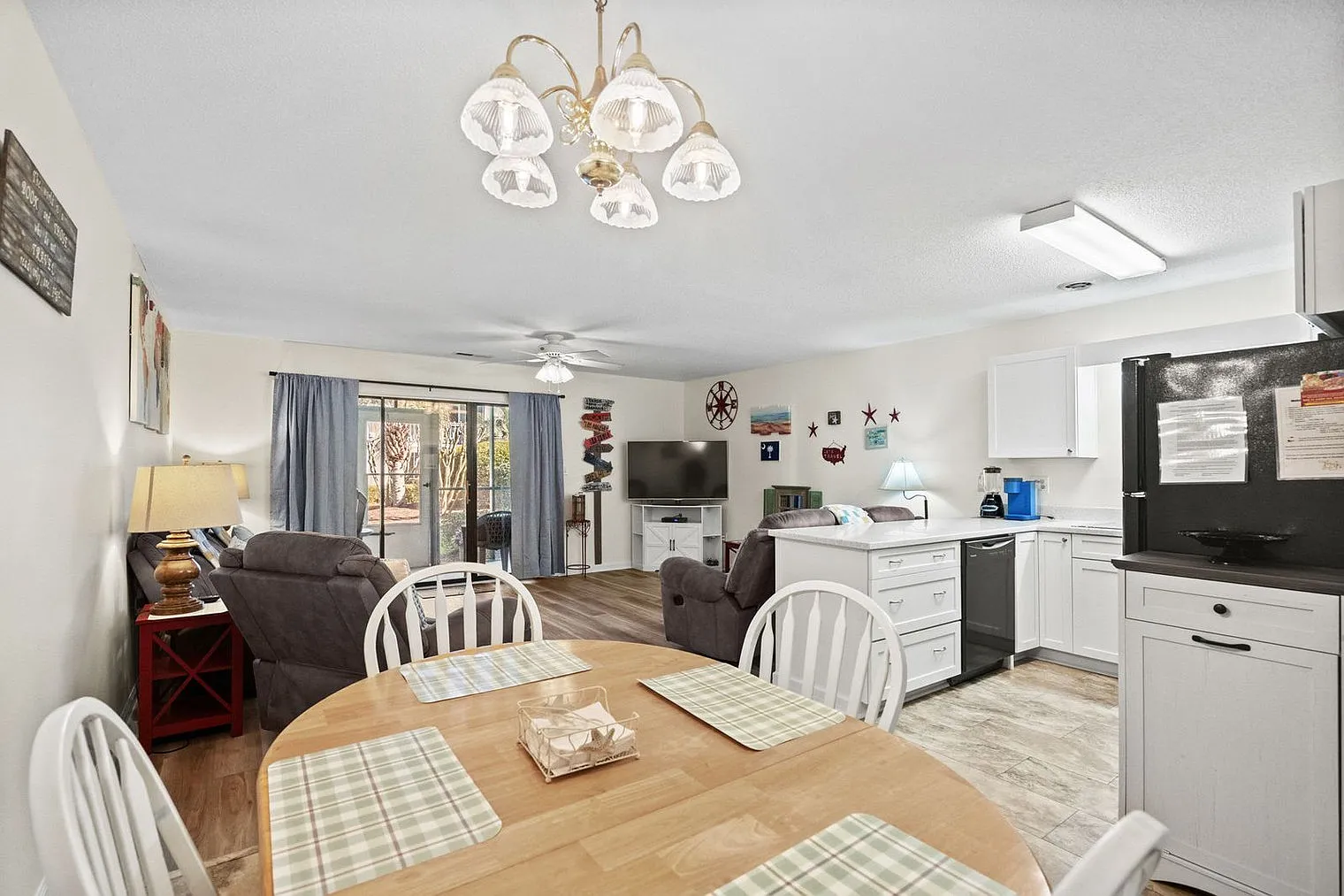 2 bed, 2.0 bath, 925 sqft, $3,092 — Photo 2