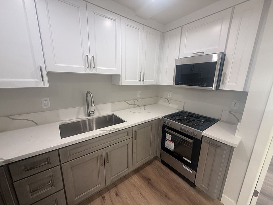 1st image of 10640-46 Victory Blvd #10648-1/2