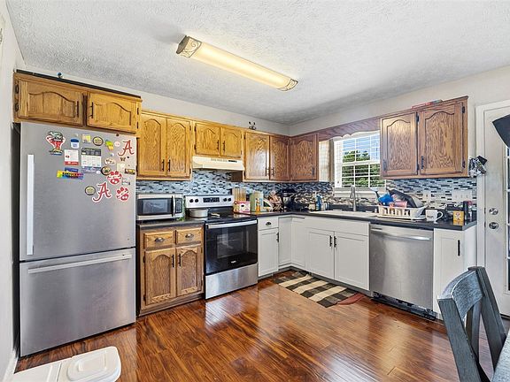 3rd image of 496 Lincoln Dr