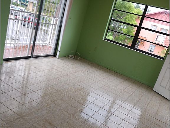 Puerta del barcon (con rejas), con el Inteior de Sala-Comedo