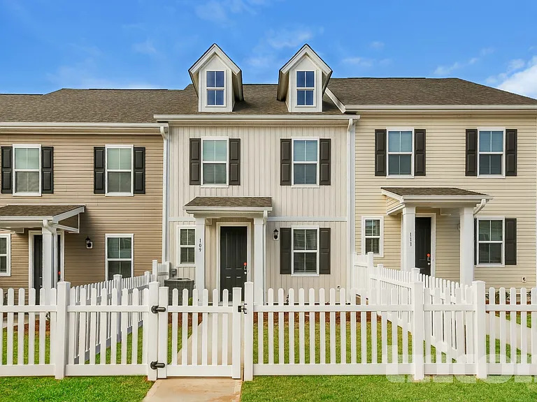 109 Red Oak Ct — Photo 1