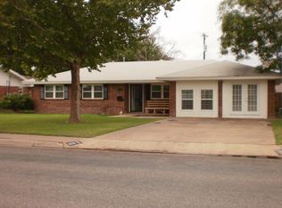 406 Hickory St, Levelland, TX 79336