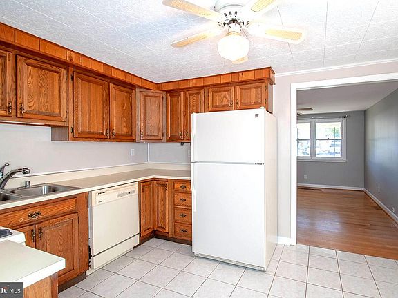3rd image of 618 New Jersey Ave NE