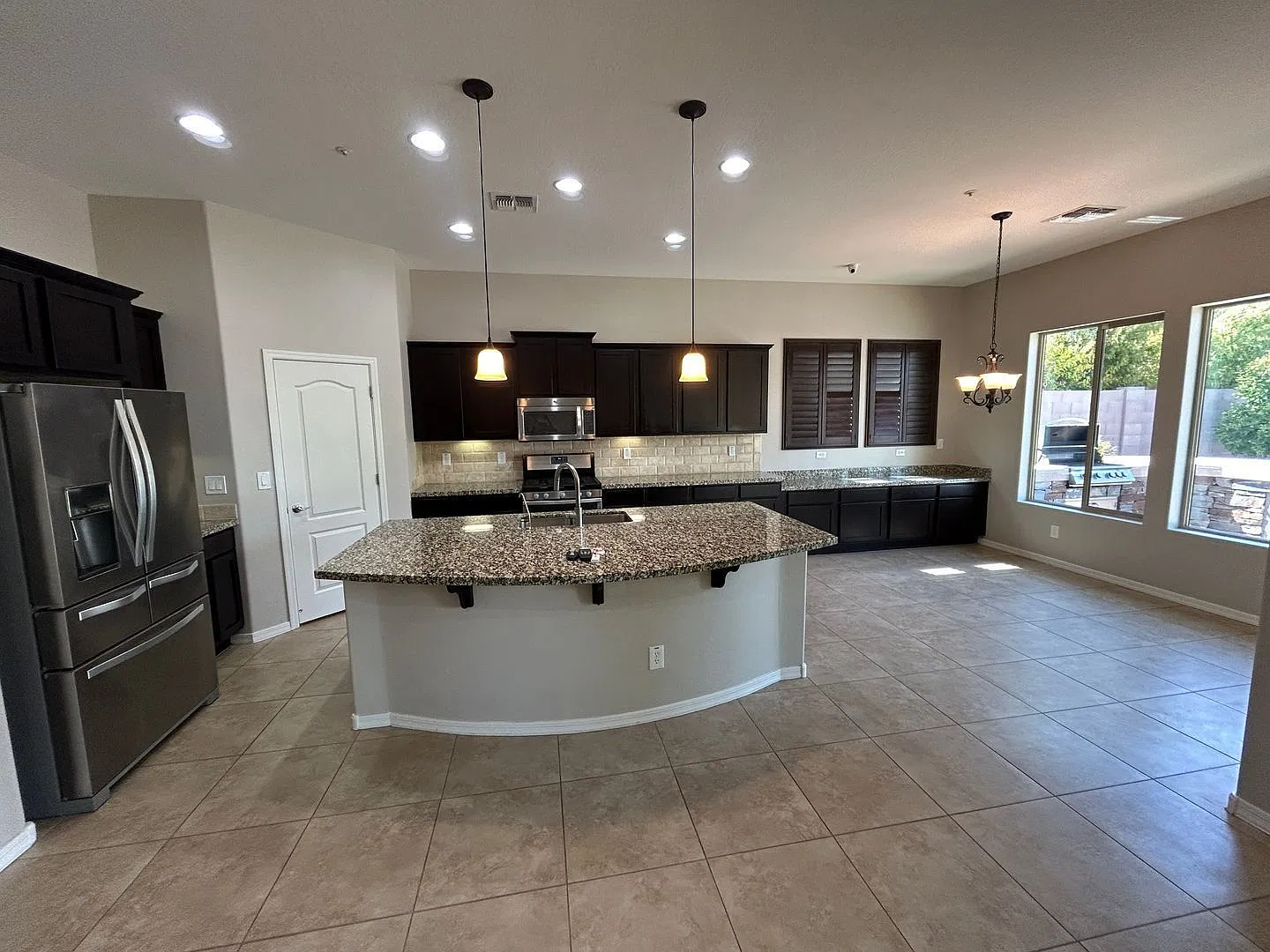 4 bed, 2.5 bath, 2833 sqft, $3,700 — Photo 2
