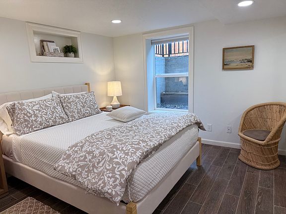 Main bedroom with queen bed