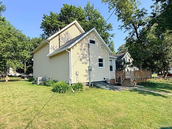 4th image of 302 N Maple St