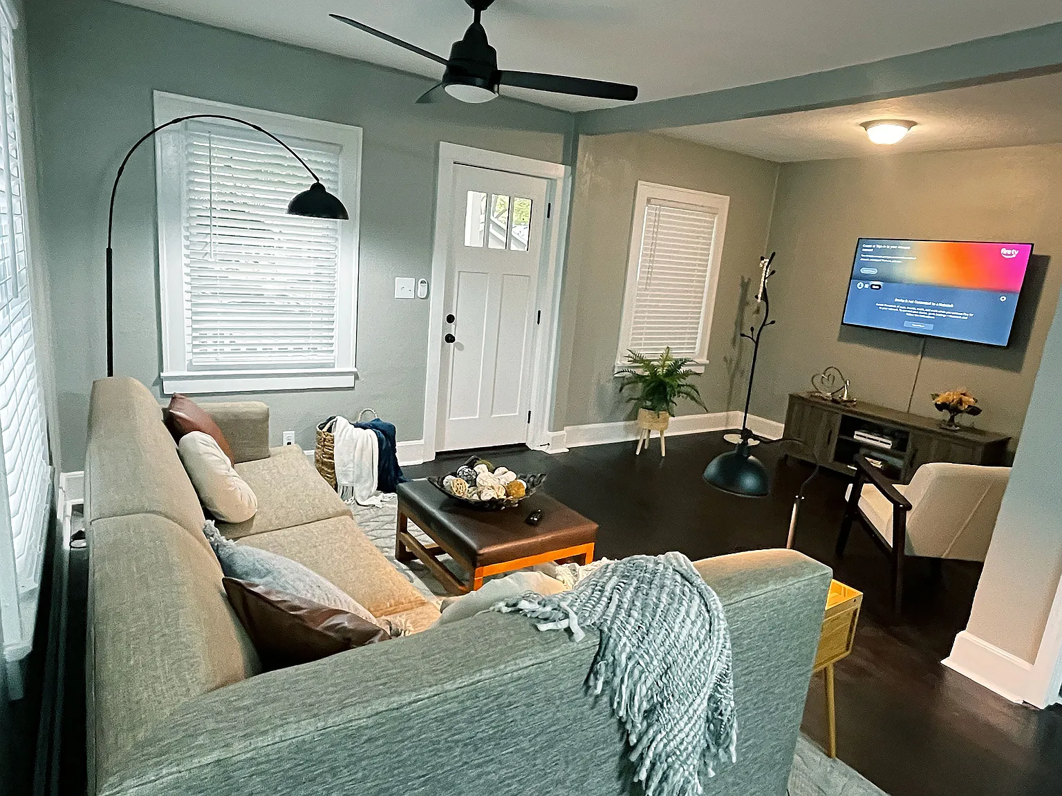 4 bed, 1289 sqft, $3,950 — Photo 2